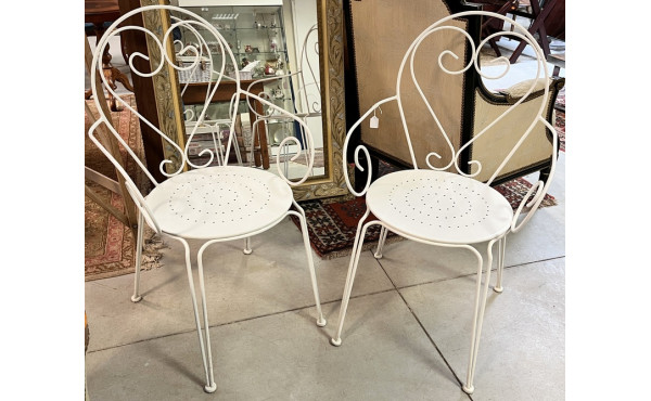 Deux chaises de jardin en métal laqué bl