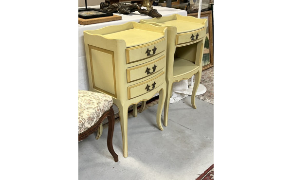 Paire de tables de chevet couleur crème,