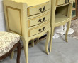 Paire de tables de chevet couleur crème,