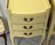 Paire de tables de chevet couleur crème,