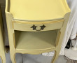 Paire de tables de chevet couleur crème,