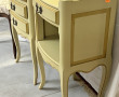Paire de tables de chevet couleur crème,