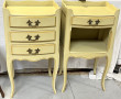 Paire de tables de chevet couleur crème,