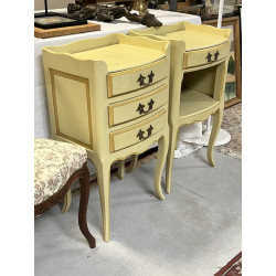 Paire de tables de chevet couleur crème,