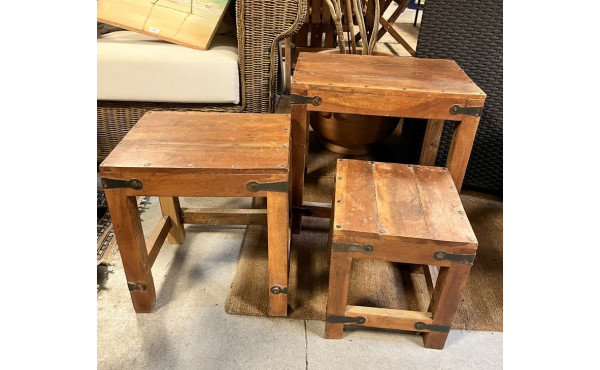 Trois petites tables gigognes, bois exot