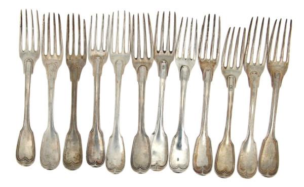 12 fourchettes en argent, modèle à filet