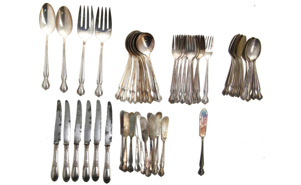 Eléments de ménagère anglaise en métal a