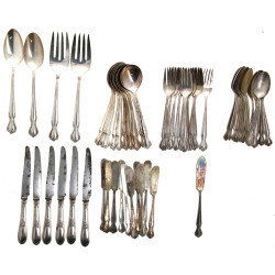 Eléments de ménagère anglaise en métal a