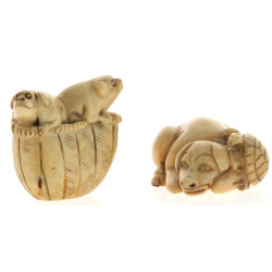CHINE Xxème - Lot de 2 netsukés à thème 