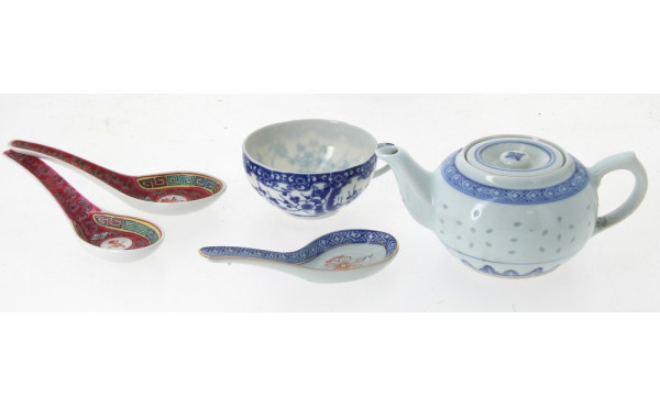 CHINE - 3 petites théières en porcelaine