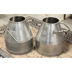 2 seaux à lait en inox H. 35 cm