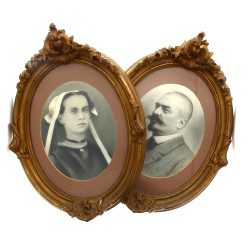 Paire de cadres porte-photo à vue ovale,