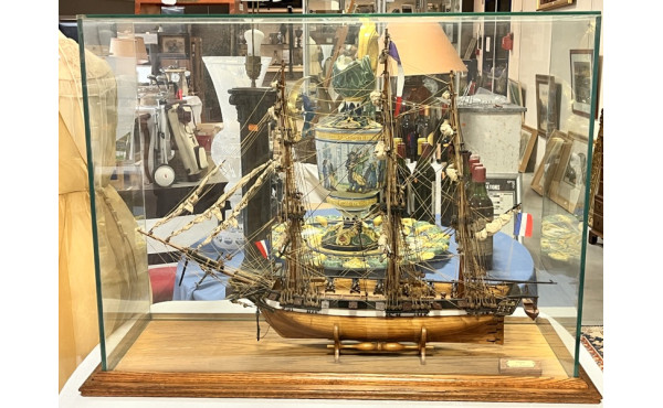 Maquette en bois de l'ASTROLABE.Sous vit