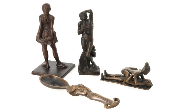 Trois petits sujets en bronze : un sujet