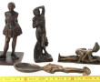 Trois petits sujets en bronze : un sujet