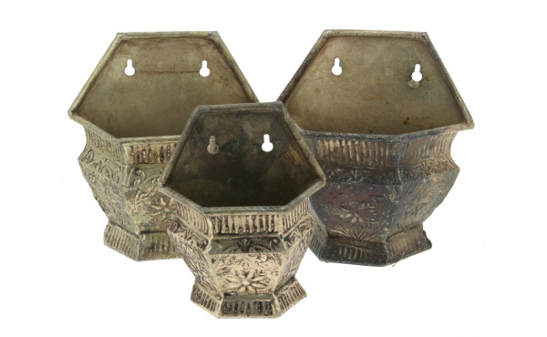 Trois porte-bouquets en métal repossé à 