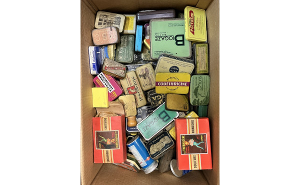 Collection de boîtes de médicaments anci