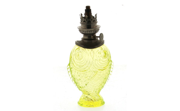 Petite lampe à pétrole en verre moulé ja