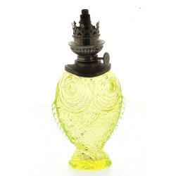 Petite lampe à pétrole en verre moulé ja