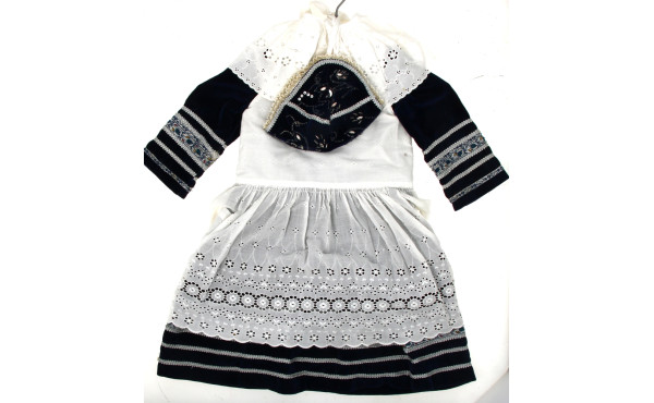 Bretagne - Costumes de fillettes, répliq