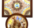 Cadre vitrine de forme ronde garni de pa