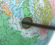 Globe terrestre éclairant sur base bois