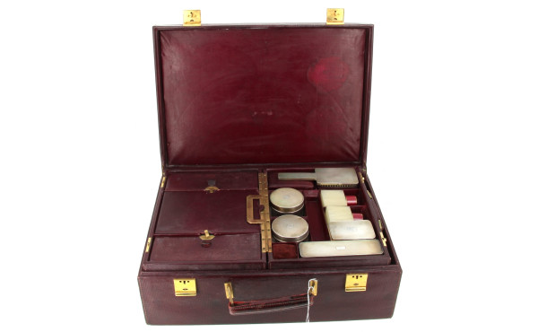 Valise de voyage en cuir bordeaux, vers 