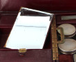 Valise de voyage en cuir bordeaux, vers 