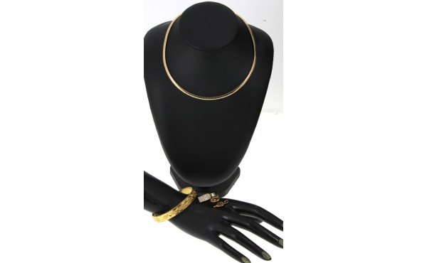 Lot de bijoux en plaqué or et métal doré