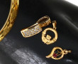 Lot de bijoux en plaqué or et métal doré