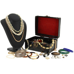Lot de bijoux fantaisie dans mallette no
