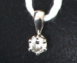 Petit pendentif en or gris 18 cts, serti
