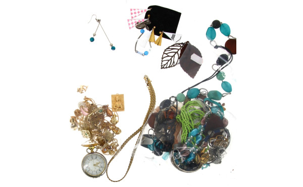 Lot de bijoux fantaisie en métal doré, p