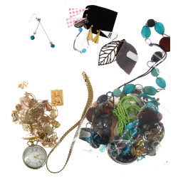 Lot de bijoux fantaisie en métal doré, p