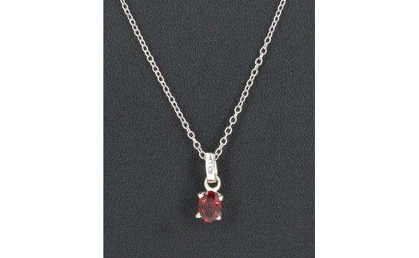 Pendentif en grenat et argent sur chaîne