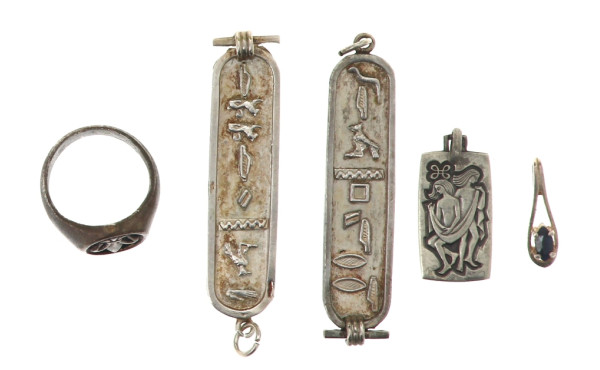 Deux cartouches égyptiens en argent, un 