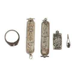 Deux cartouches égyptiens en argent, un 