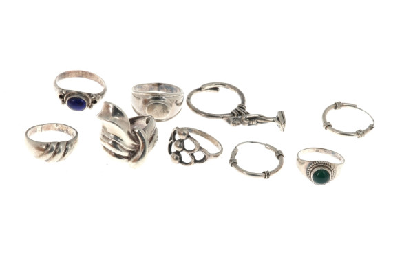 Lot de 7 bagues en argent et une paire d