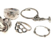 Lot de 7 bagues en argent et une paire d
