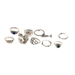Lot de 7 bagues en argent et une paire d