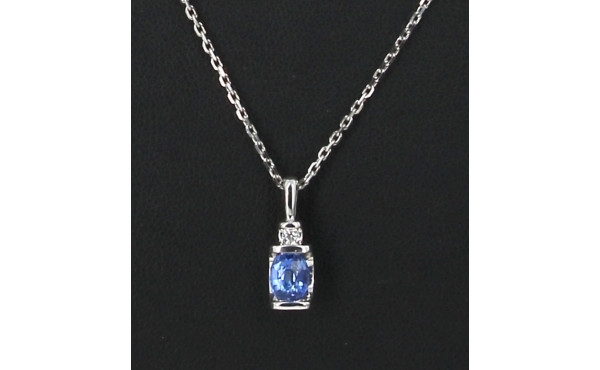 Pendentif en or gris, serti d'un saphir 