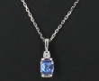 Pendentif en or gris, serti d'un saphir 