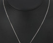 Pendentif en or gris, serti d'un saphir 