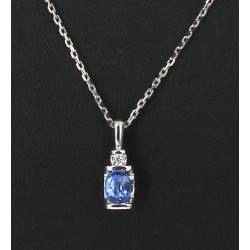 Pendentif en or gris, serti d'un saphir 
