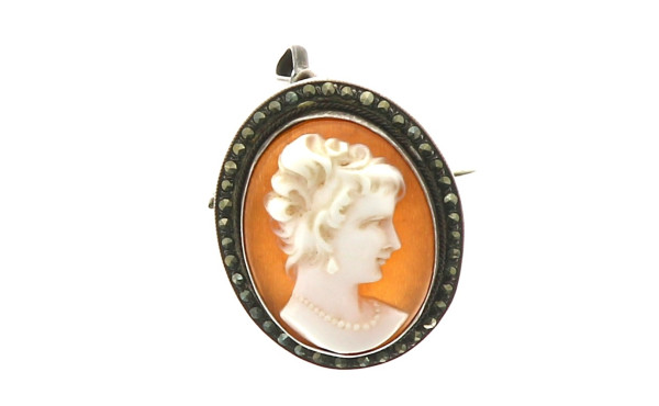 Petite broche camée à profil féminin, mo