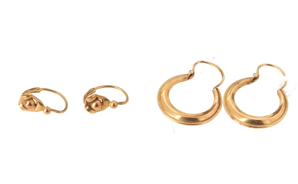 Deux paires de boucles d'oreilles vintag