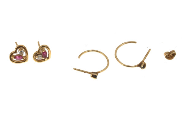 Deux paires de petites boucles d'oreille