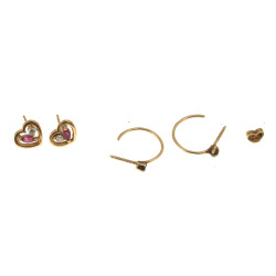 Deux paires de petites boucles d'oreille