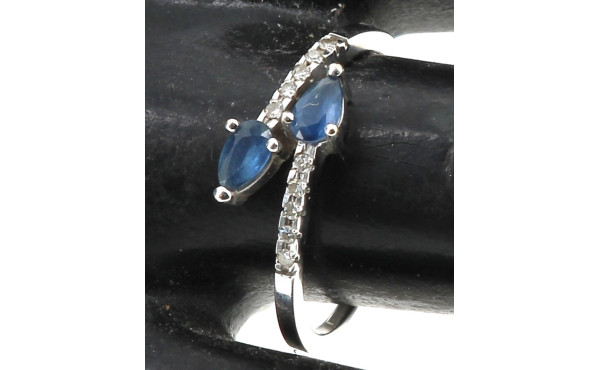 Bague en or gris 18 cts sertie de 2 saph