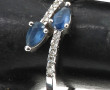 Bague en or gris 18 cts sertie de 2 saph